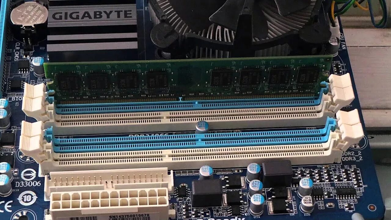 Слот ddr3 оперативка. Разъем под оперативную память ddr4. Материнская плата Gigabyte 2 планки ОЗУ. Материнская плата Gigabyte ddr2 2 слота ОЗУ. Слоты памяти ddr3