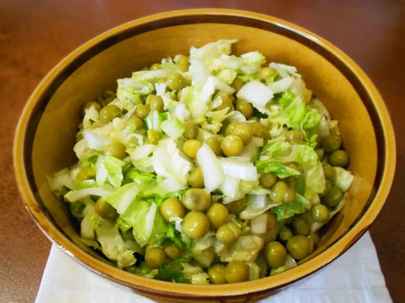 пекинская капуста горошек. пекинская капуста горошек огурец. салат из пекинской капусты с крабовыми палочками и кукурузой. салат с пекинской капустой и зеленым горошком. салат пекинская капуста огурец горошек.
