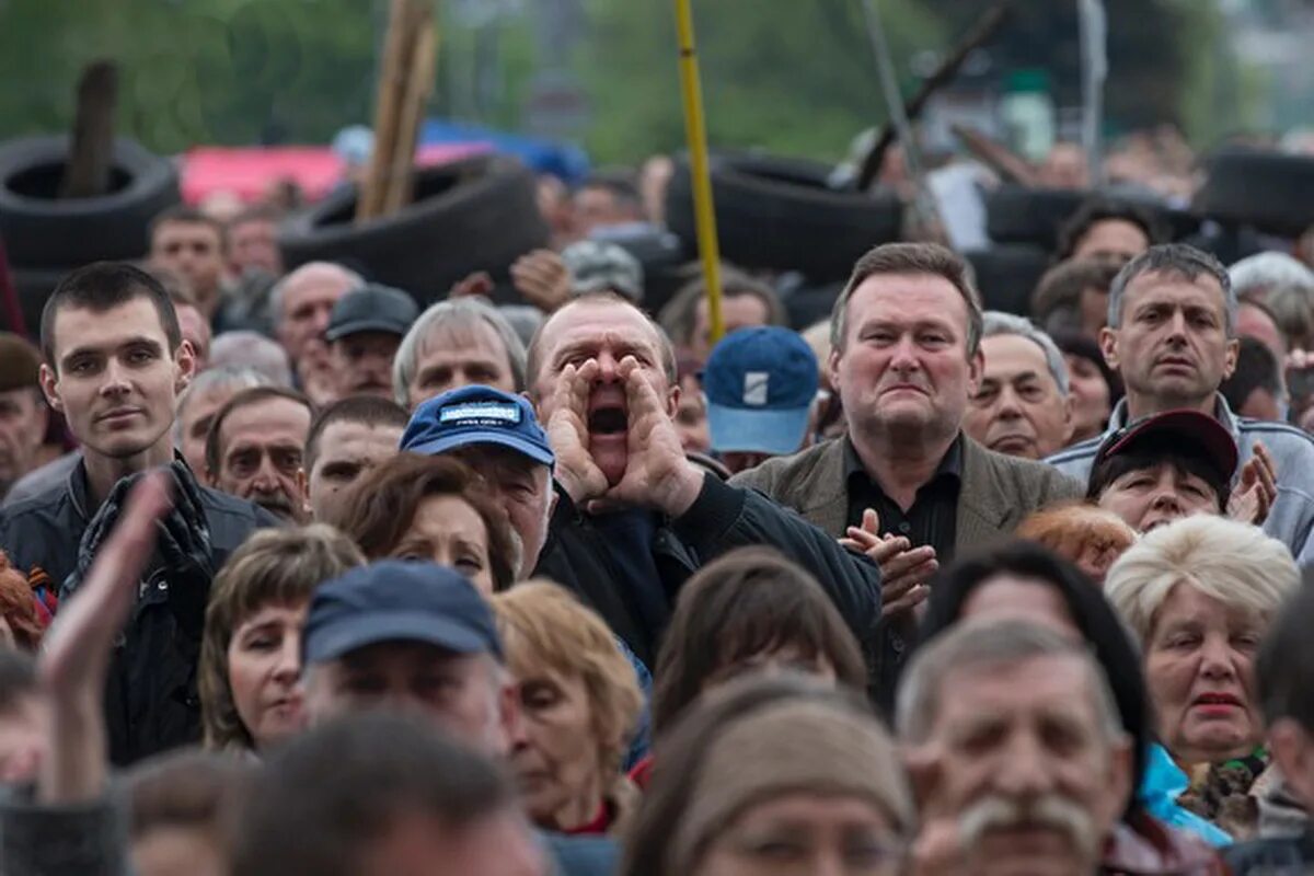 Недовольный народ. Цитаты про недовольных людей. Народ на митинге. Всегда найдутся недовольные. Митинг кричит.