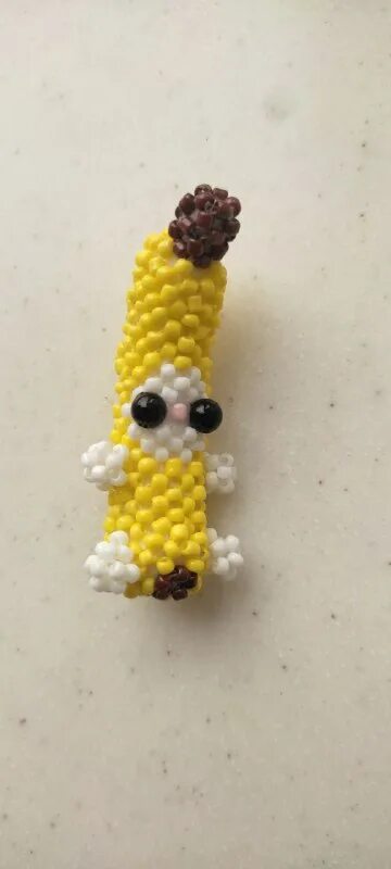 Кот банан из бисера. Кот в банане из бисера. Банан из бисера. Банан из бисера объемный. Фигурки из бисера.