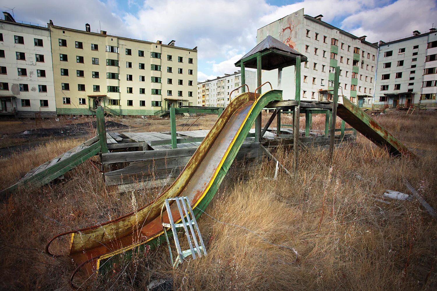 Города призраки видео. Скрунда латвия рлс. Города призраки видео. Города призраки видео. Заброшенный военный городок город призрак.