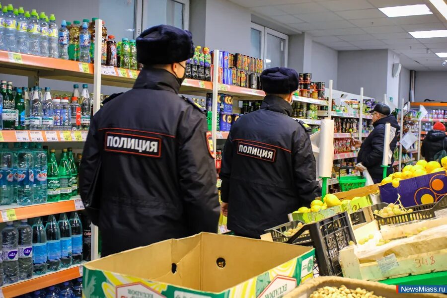 Краденный товар. Кража в магазине. Кража продуктов в магазине. Ворует продукты в магазине. Украли продукты в магазине.