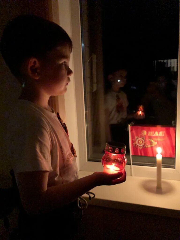 Ситец для торта. Акция свеча памяти томск. Именинный торт. Свеча на подоконнике. Стихотворение свеча.