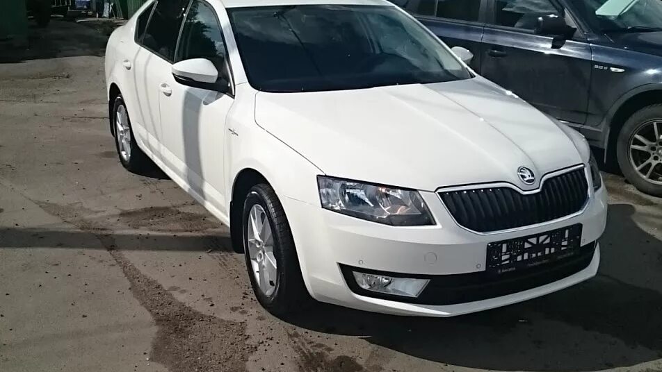 Белый Skoda Octavia, h 219 ta 32.