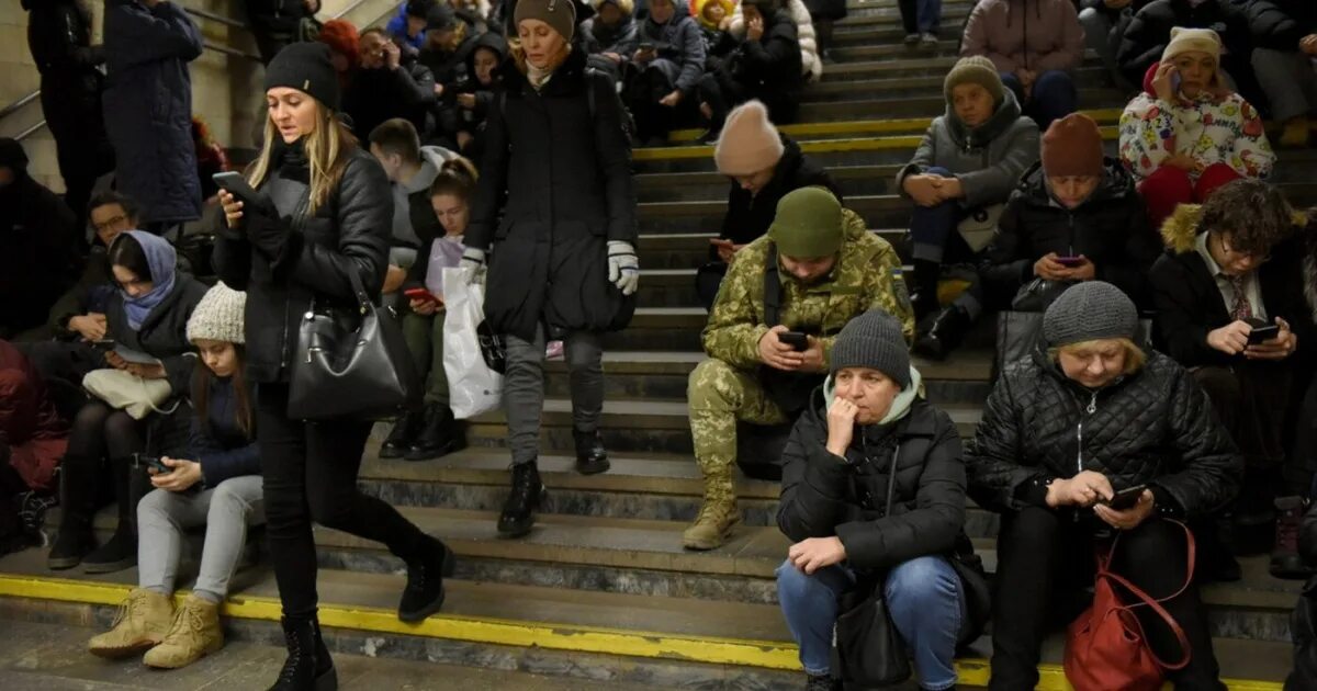 29 февраля тревога. Люди в метро. Ждут метро. Дата нападение Киева.