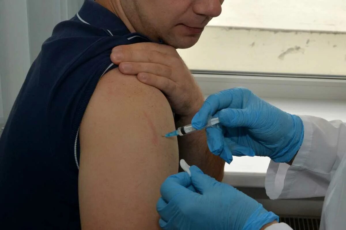 Колоть вакцину. Уколы и прививки. Вакцина спутник. Вакцинация укол. Укол прививка.