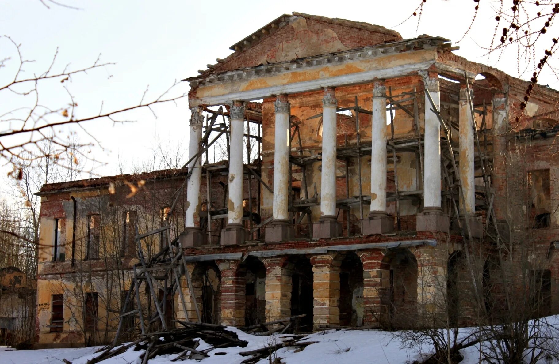 Ропшинский дворец (Ленинградская область). Ропша усадьба Романовых. Ропша заброшенный дворец. Ропша Императорский дворец. Усадьба разрушенные усадьбы