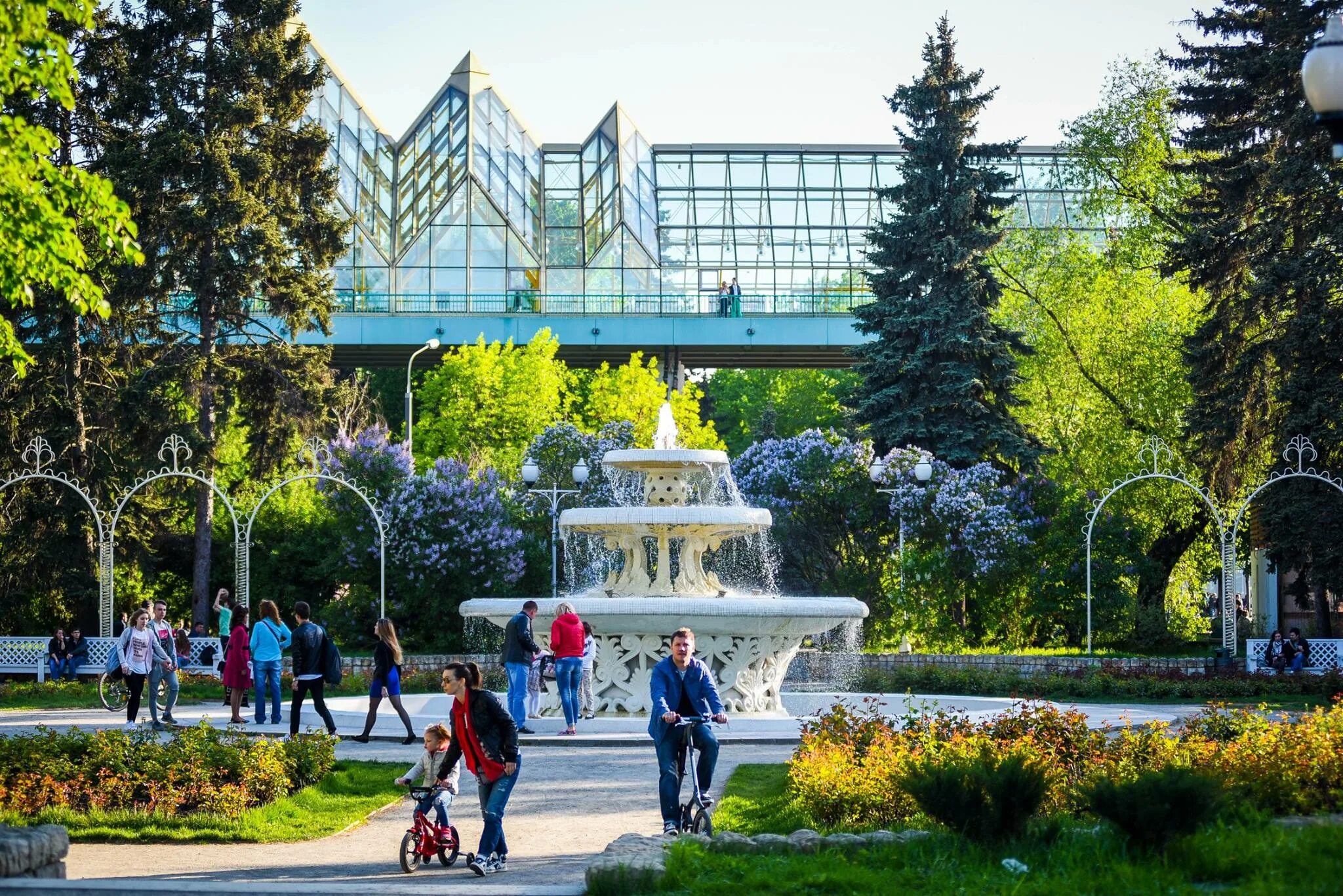 Московское горький парк. Парк имени Горького Москва. Парк культуры Горького Москва. Парк имени Горького в Москве фото. Парк Горького Москва летом.