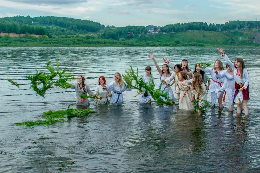 Ивана купана. Праздник Ивана Купала венки на реке. Праздник Ивана Купала купание. Праздник на реке. Праздник у озера.