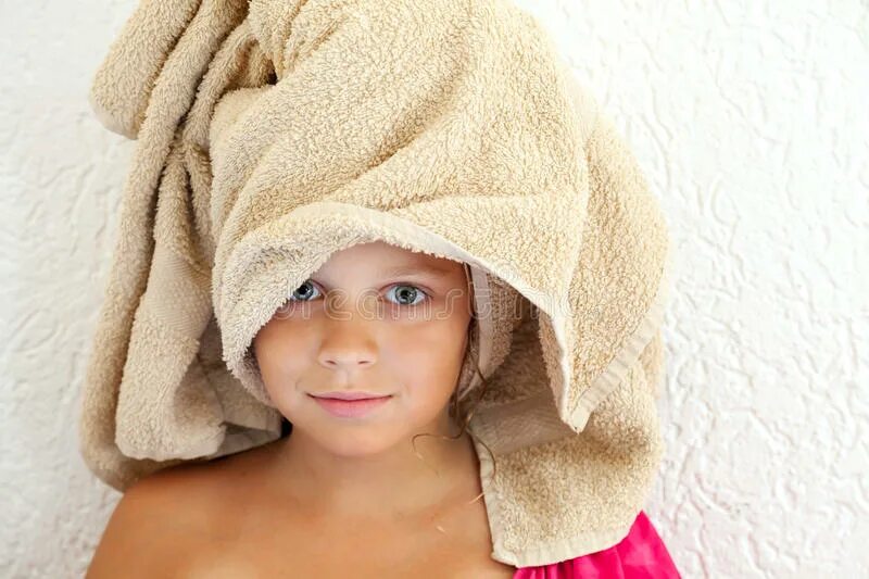 Прикрылась полотенцем. Девочка с полотенцем на голове. Полотенце на голове. Девушка с полотенцем на голове. Полотенце для девочек.