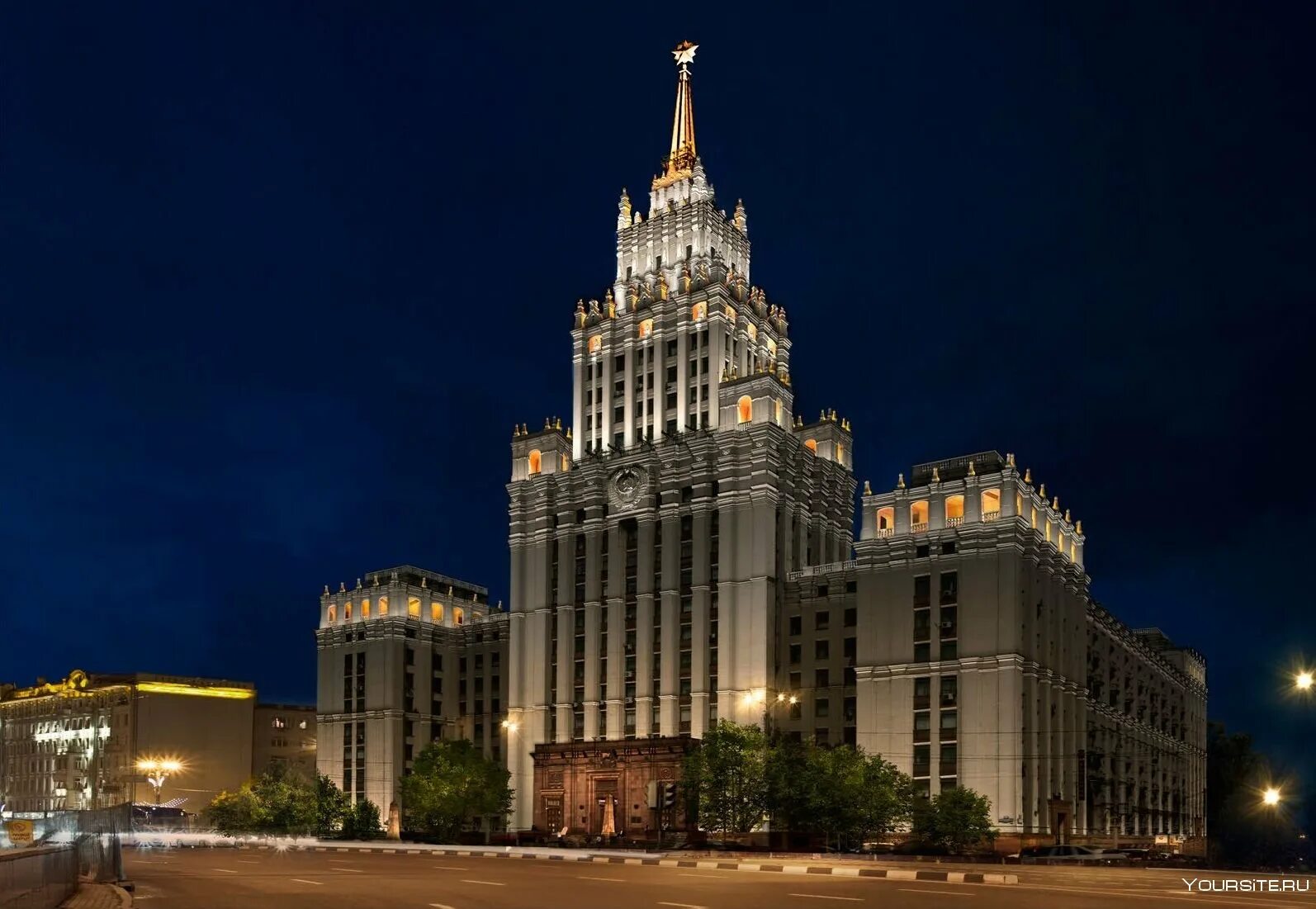 Высота на красных воротах. Жилой дом на красных воротах. Москва высотка на красных воротах. Высотка на красных воротах (садовая-спасская улица, 21). Жилой дом на красных воротах.