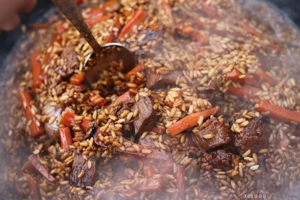плов с домашней курицей в казане. плов в казане. узбекский плов в казане. плов из курицы в казане на плите. плов в казане на костре.