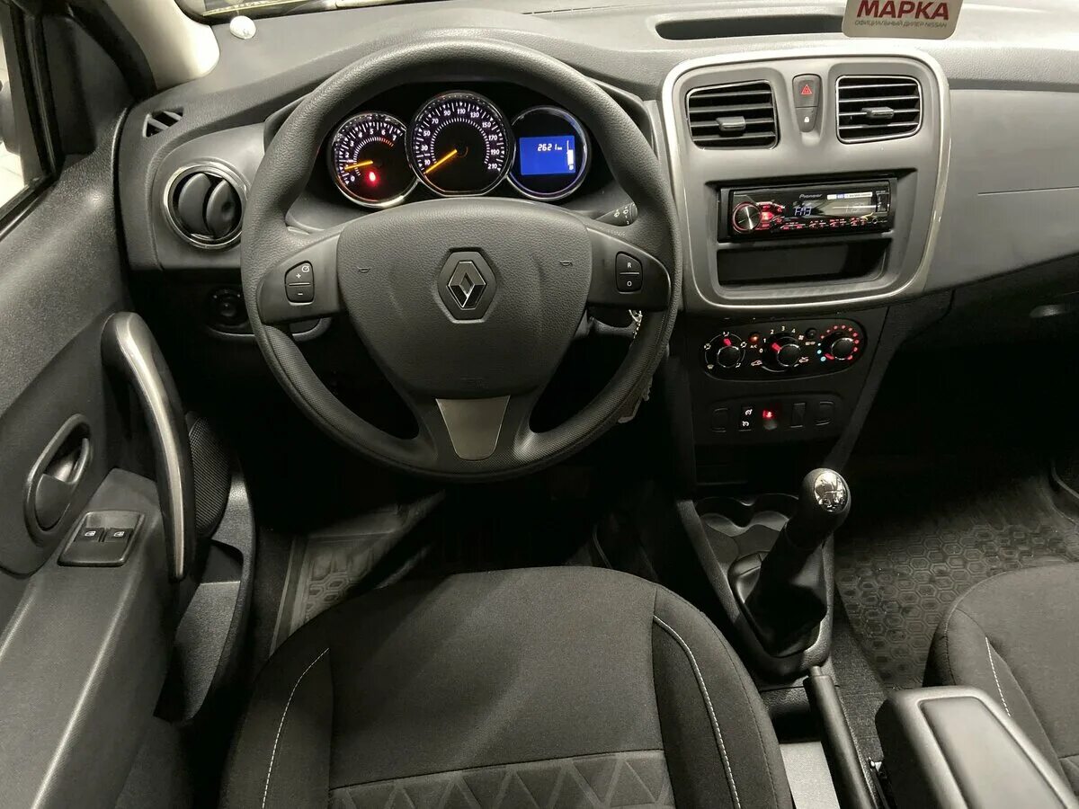 Renault sandero stepway 2014. Рено степвей седан салон. Рено сандеро 2016 салон. Рено степвей вариатор. Ручка кпп сандеро 2020.