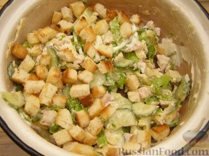 Салат с курицей сухариками огурцами