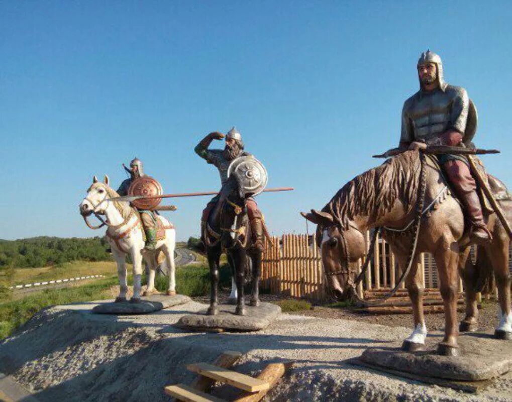 статуи 3 богатыря в красноярске. три богатыря на трассе красноярск. памятник три богатыря в красноярске. три богатыря красноярск. памятник три богатыря в красноярске.