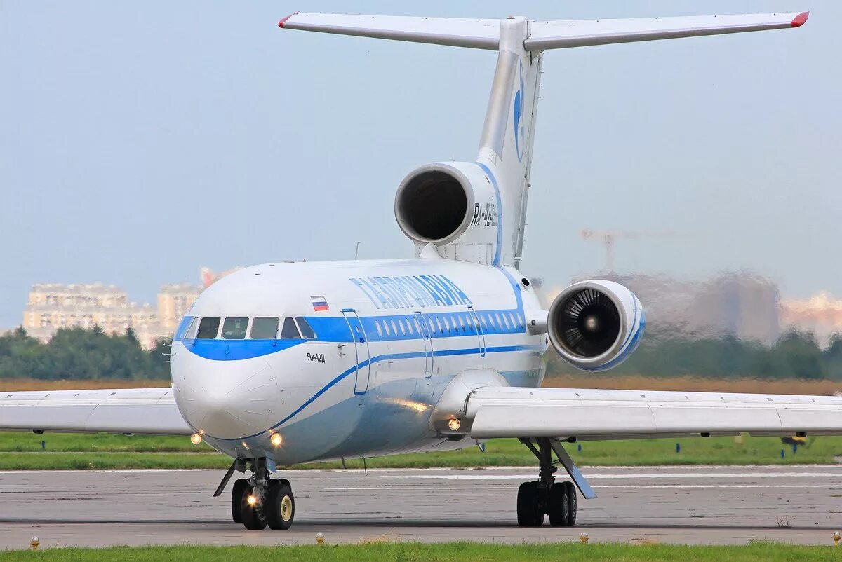 Четвертый рейс. Самолет Газпромавиа. Сухой 100 а/к Газпромавиа. Газпромавиа авиакомпания самолеты. Газпромавиа ливрея.