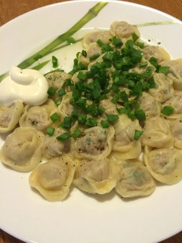 Пельмени набережные челны. Челны холод пельмени. Пельмени. Пельмени с зеленью. Русская кухня пельмени.