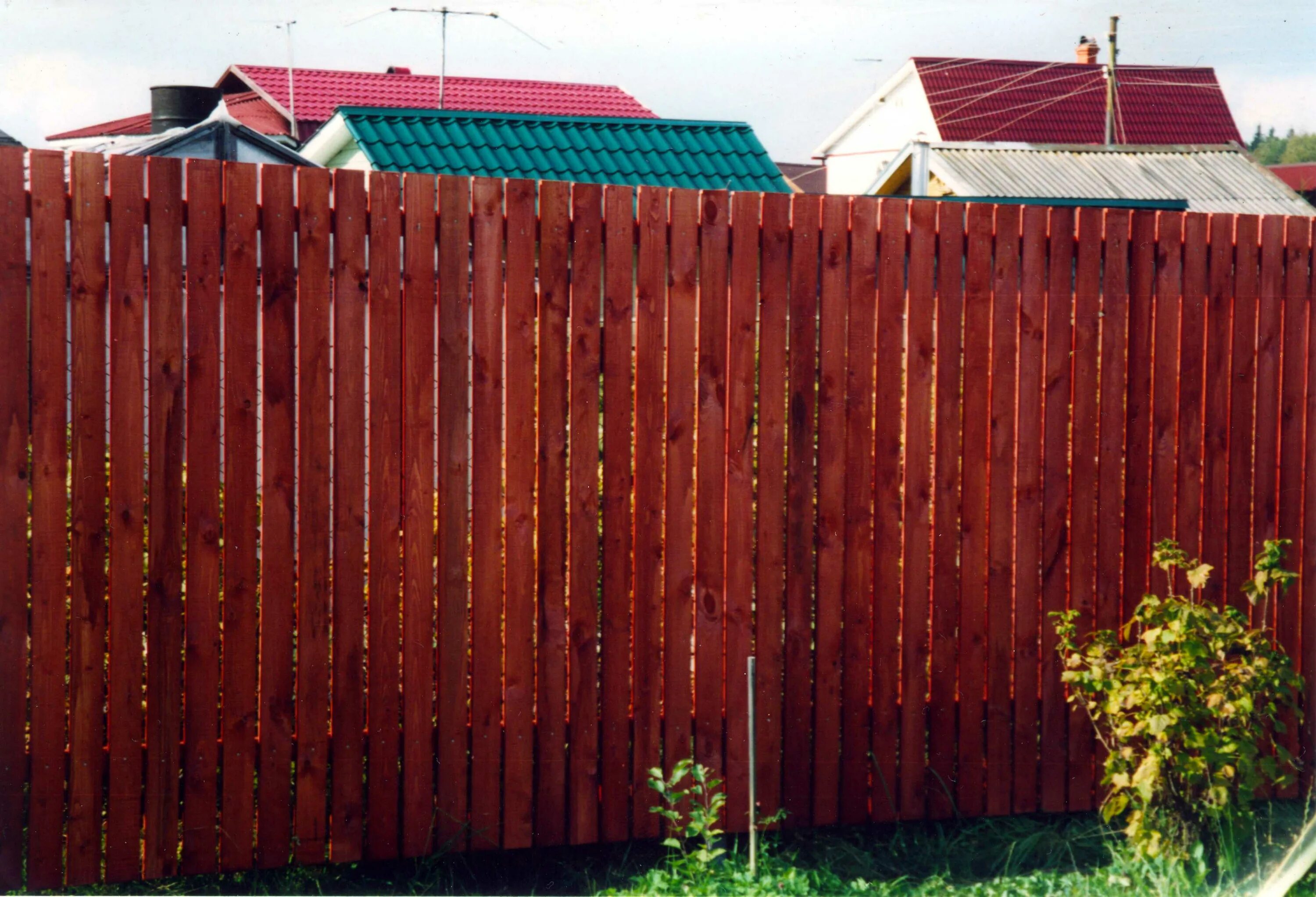 Можно ли ставить сплошной забор между соседями. Забор между участками. Забор между соседями. Дачный забор между соседями. Забор между дачными участками.