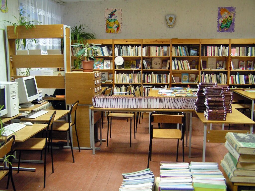 Школьные библиотеки относятся. Школьная библиотека. библиотека в школе. интерьер школьной библиотеки. рабочее место библиотекаря.