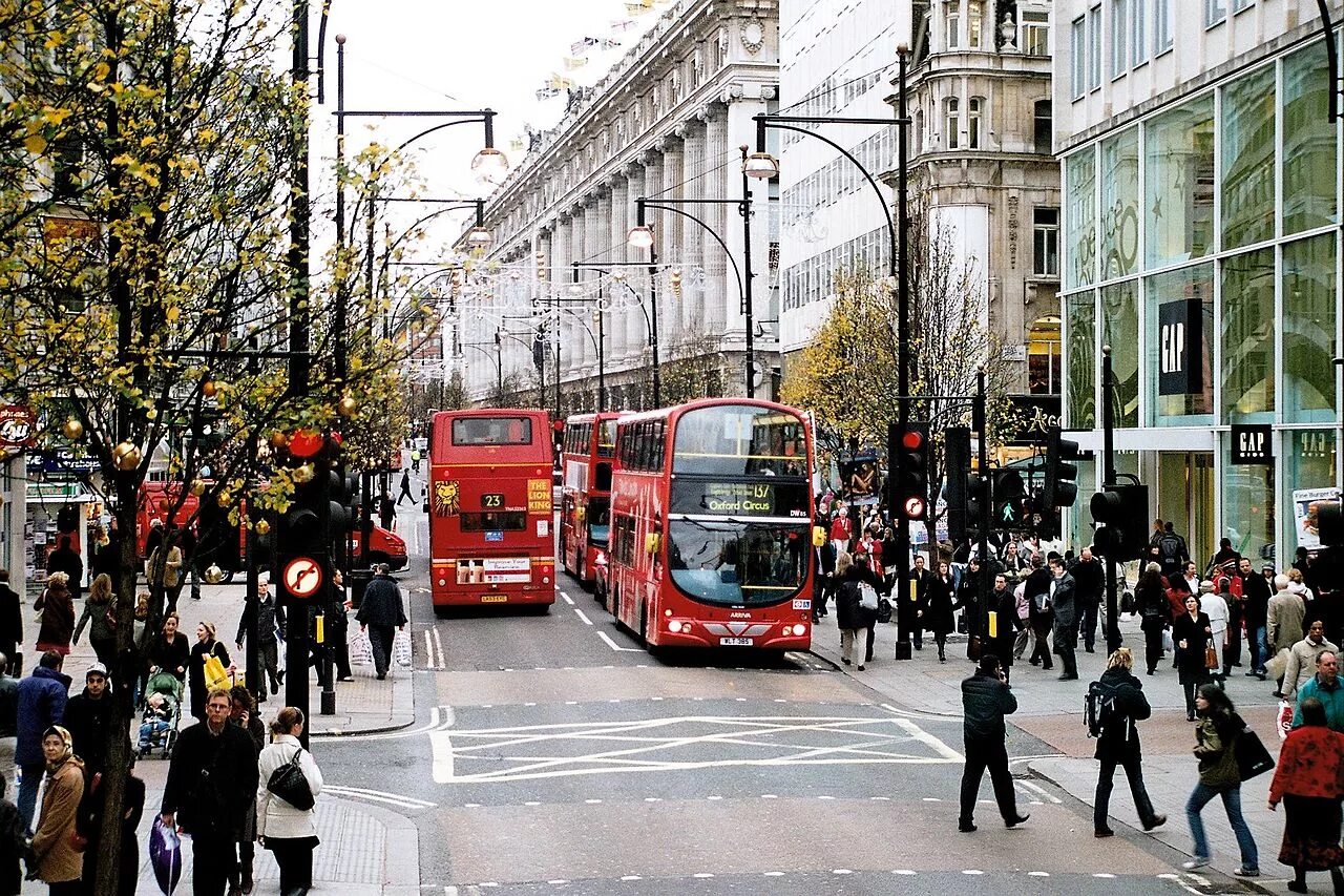 Оксфорд-стрит в Лондоне. Великобритания Оксфорд стрит. Oxford Street в Лондоне. Достопримечательности Лондона Оксфорд стрит. Oxford street shops