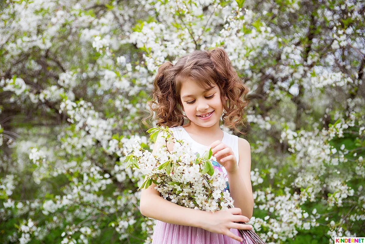 картинка девочка в саду. фотосессия в цветущих садах. фотосессия в цветущих садах. дети в цветущих садах. цветы детства.