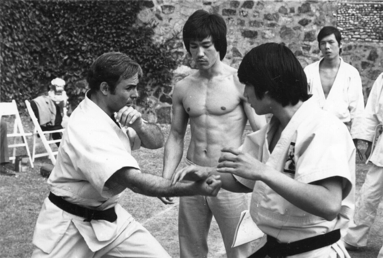 Брюс ли кадры из фильмов Lee takes five in the sweltering mirror room. Bruce lee photos, Bruce lee martia