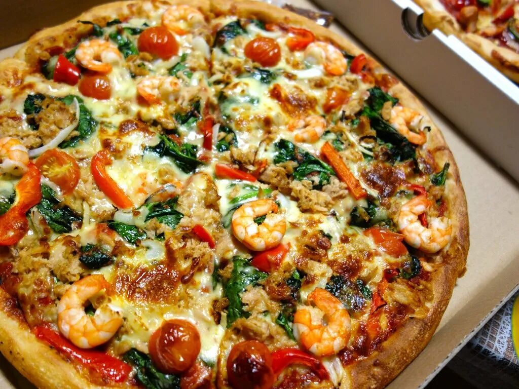 Домашняя пицца с морепродуктами. "Пицца". Пицца из морепродуктов. Пицца с креветками. Пицца с морепродуктами домашняя.