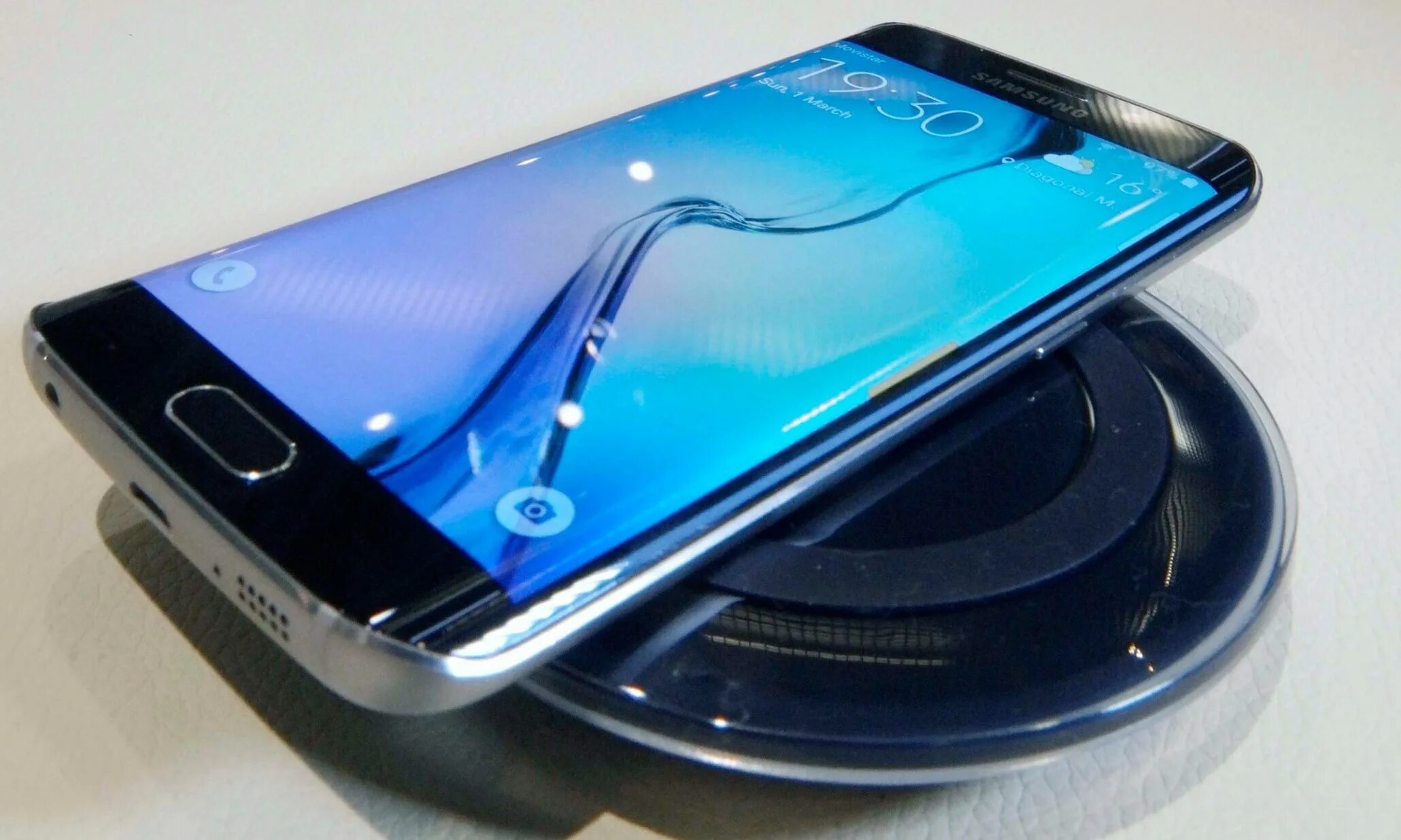 Galaxy edge купить. Самсунг s6 Edge Plus. Samsung s6 беспроводная зарядка. Беспроводная зарядка Samsung Galaxy s6. S6 самсунг зарядник.