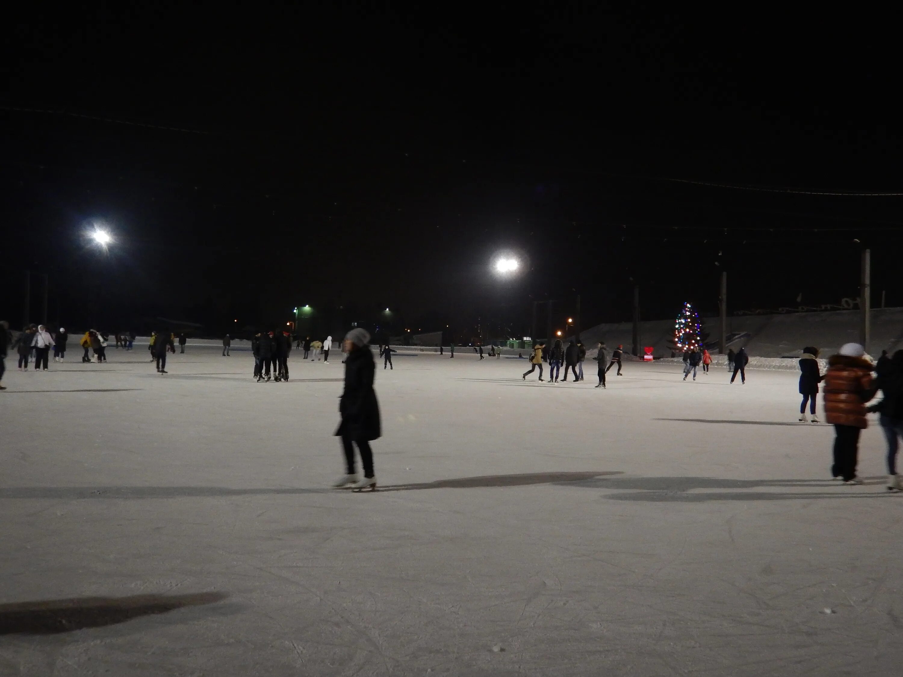 Каток юность нижний. Каток Юность Омск. Спортивный комплекс «Юность» имени с.с. Бовкуна». Юность спортивный комплекс каток.