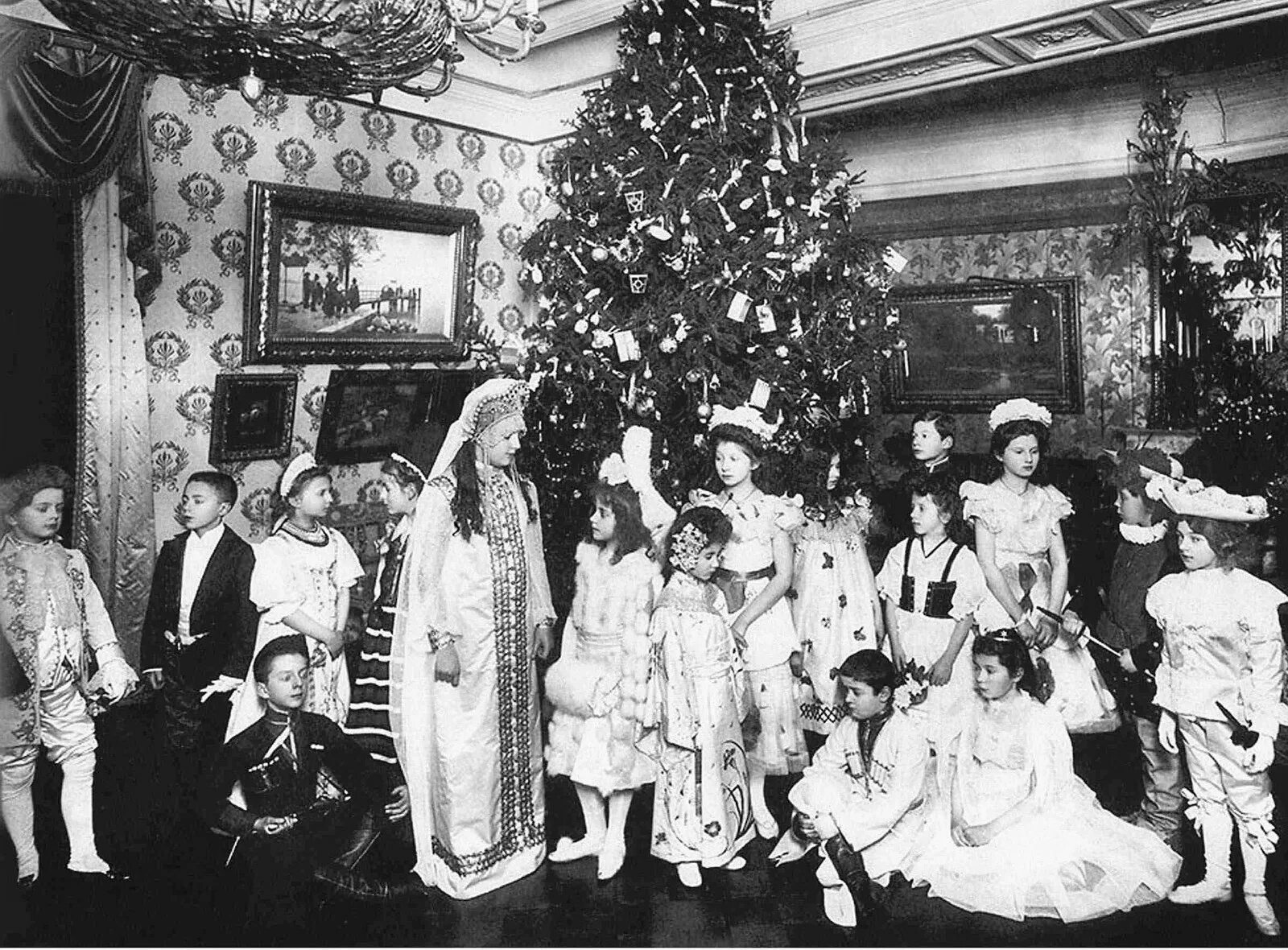 Новый год назад в прошлое. Царская семья Романовых на празднике Рождества Христова. Костюмированный бал Романовых 1913.