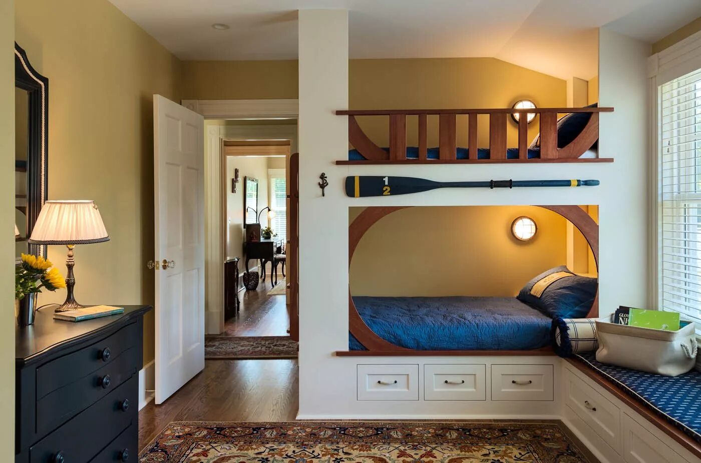 Двухэтажный спальный. Комната с двухъярусной кроватью. Спальня с двухъярусной кроватью. Планировка детской комнаты с двухъярусной кроватью. Комната с двухэтажной кроватью.