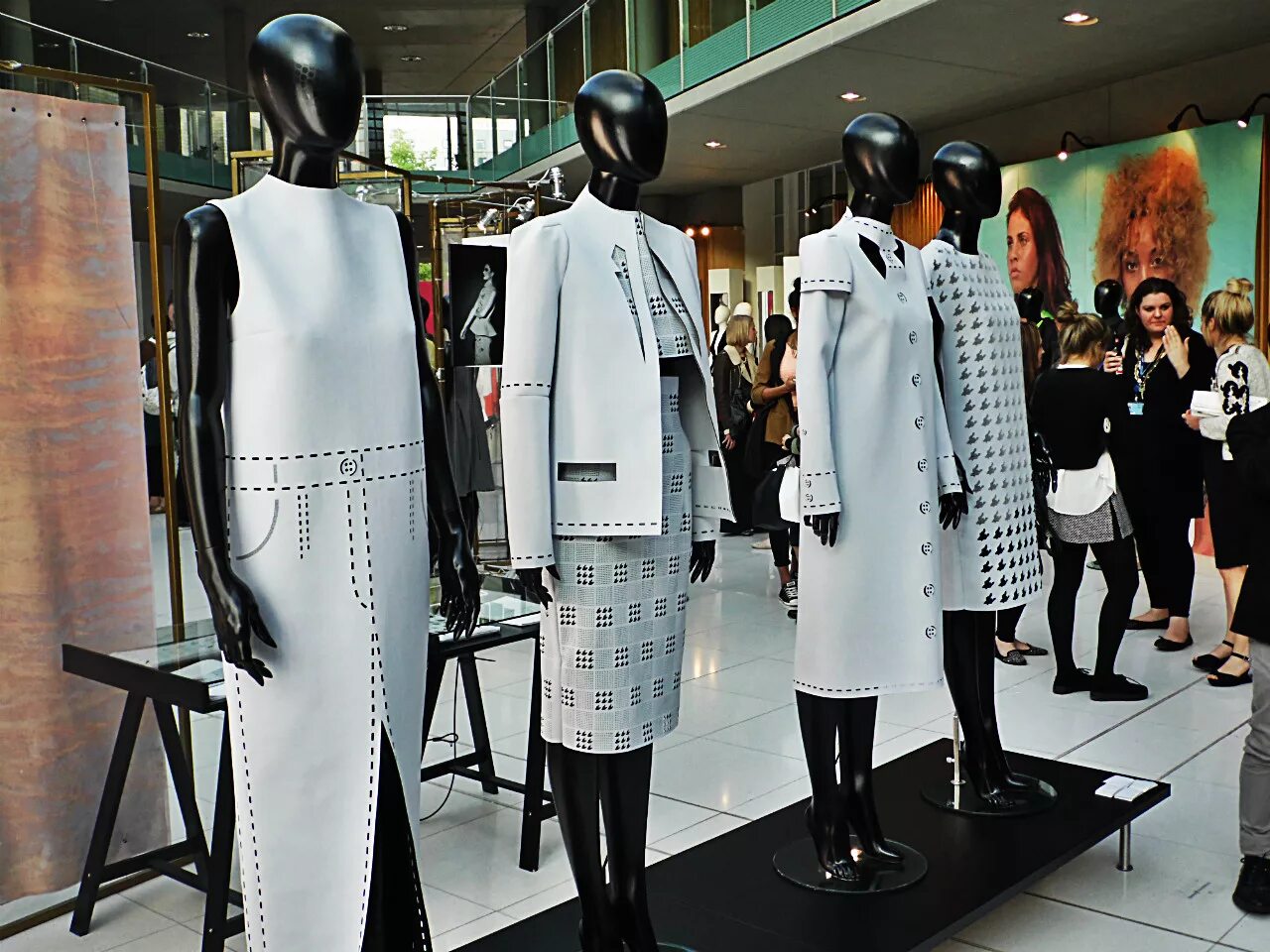 Современная индустрия моды. Индустрия моды фото. Eleonora amosova неделя моды. Дизайнеры модных домов. Balmain дом моды париж.