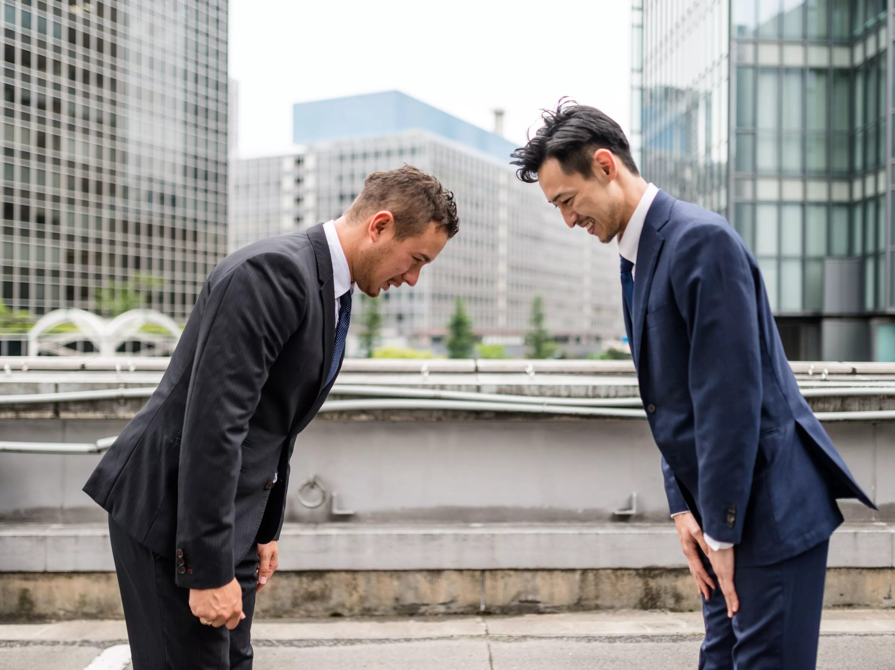 Деловая встреча. Люди здороваются. Люди здороваются. Рукопожатие людей. Приветствие японцев.