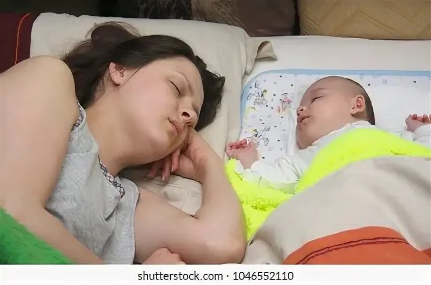 Moms сон. Мама в соседней комнате. Мама с мальчиком в кровати. Sleepy mother. Sleepy mother.