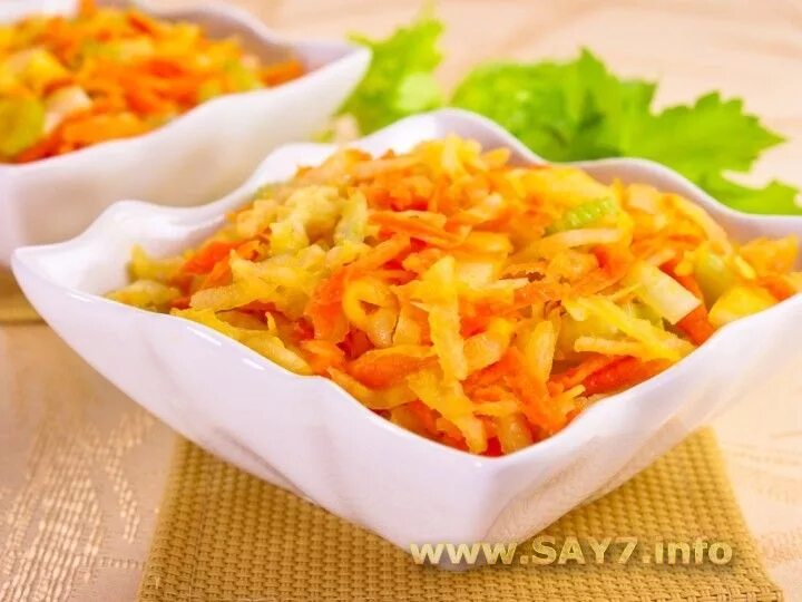 Салат с тыквой и морковью. Салат из тыквы и моркови. салат с тыквой и яблоками. салат из тыквы с яблоком и морковью. салат с тыквой морковью и яблоком.