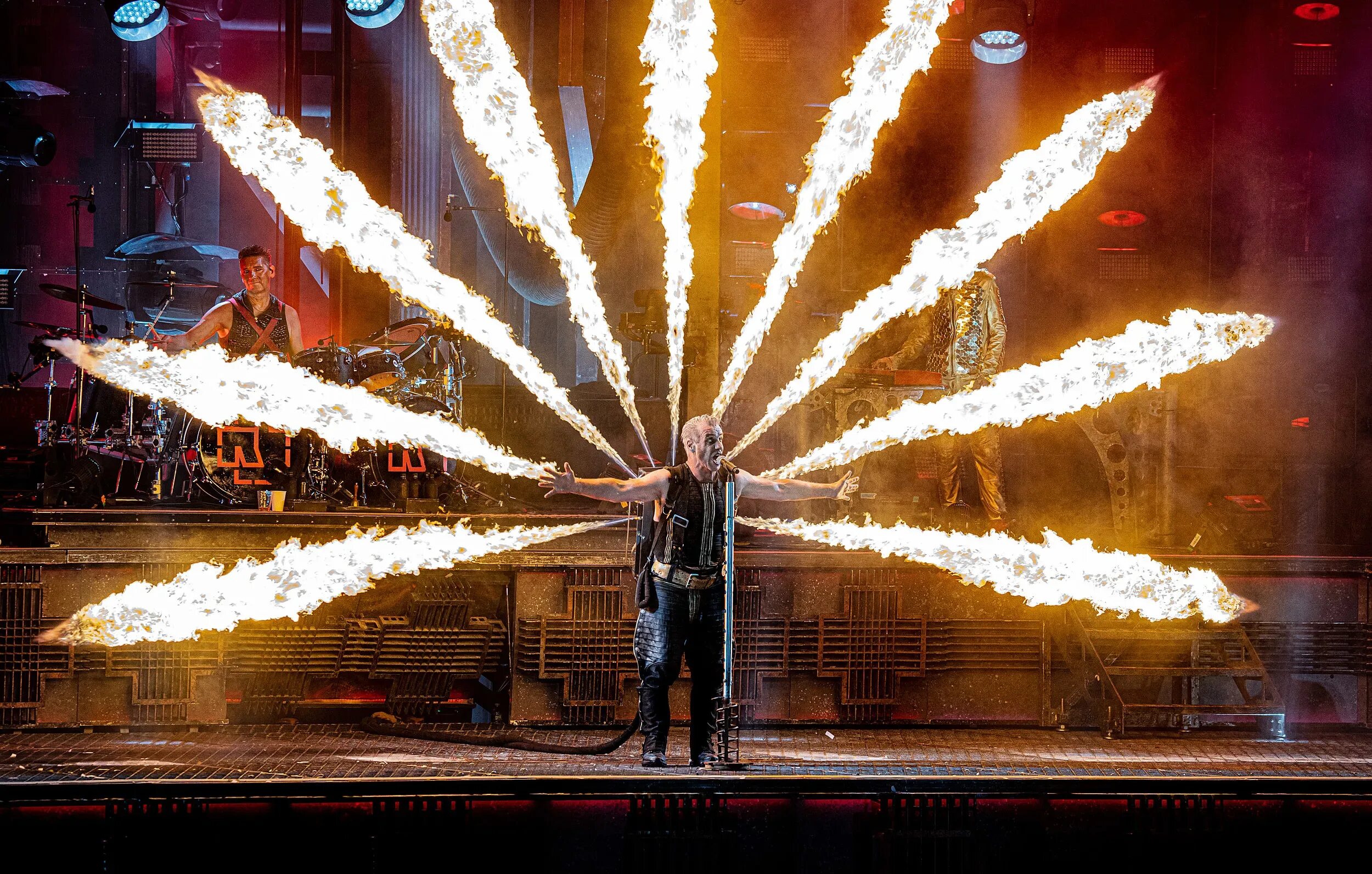Rammstein wiener. Рамштайн 2025. рамштайн концерты 2025. rammstein live. rammstein концерт.