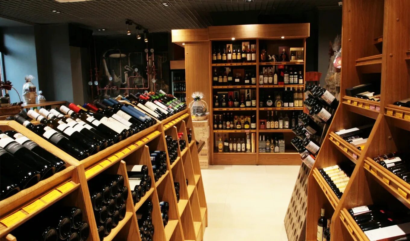 Вино в магазине. Wine store тула. Wine store тула. Wine store тула. Элитный алкогольный магазин.