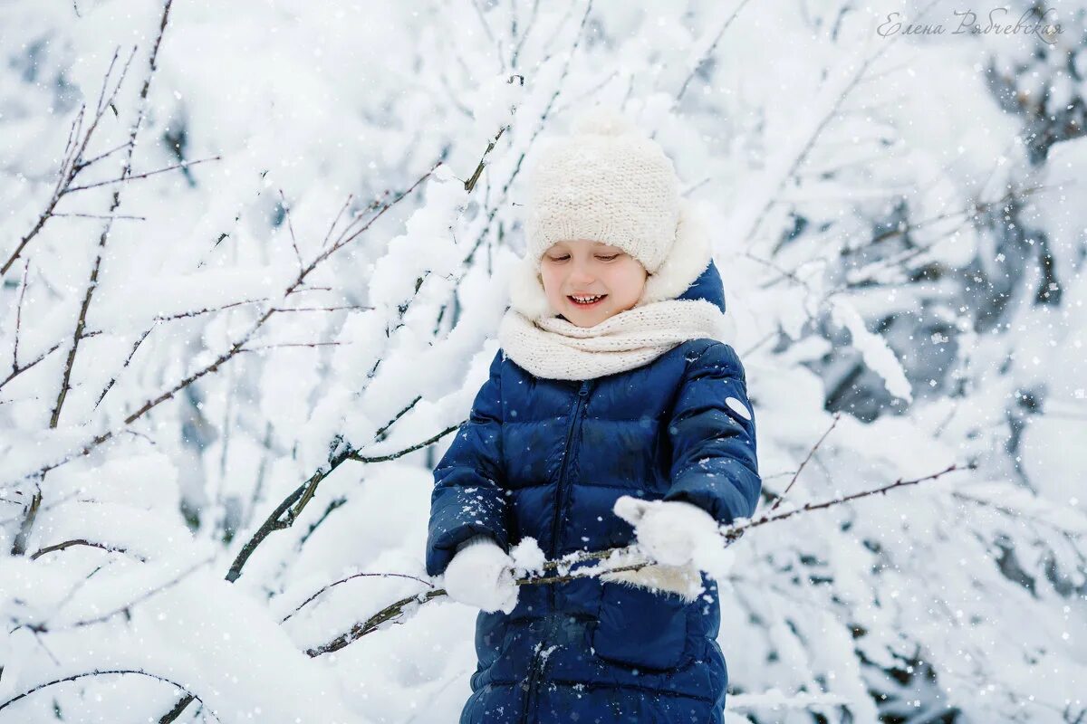 Про снежную девочку. Девочка и снегопад. Девушка в снегу. Девочка с рыжей корешкой. После снегопада детям.