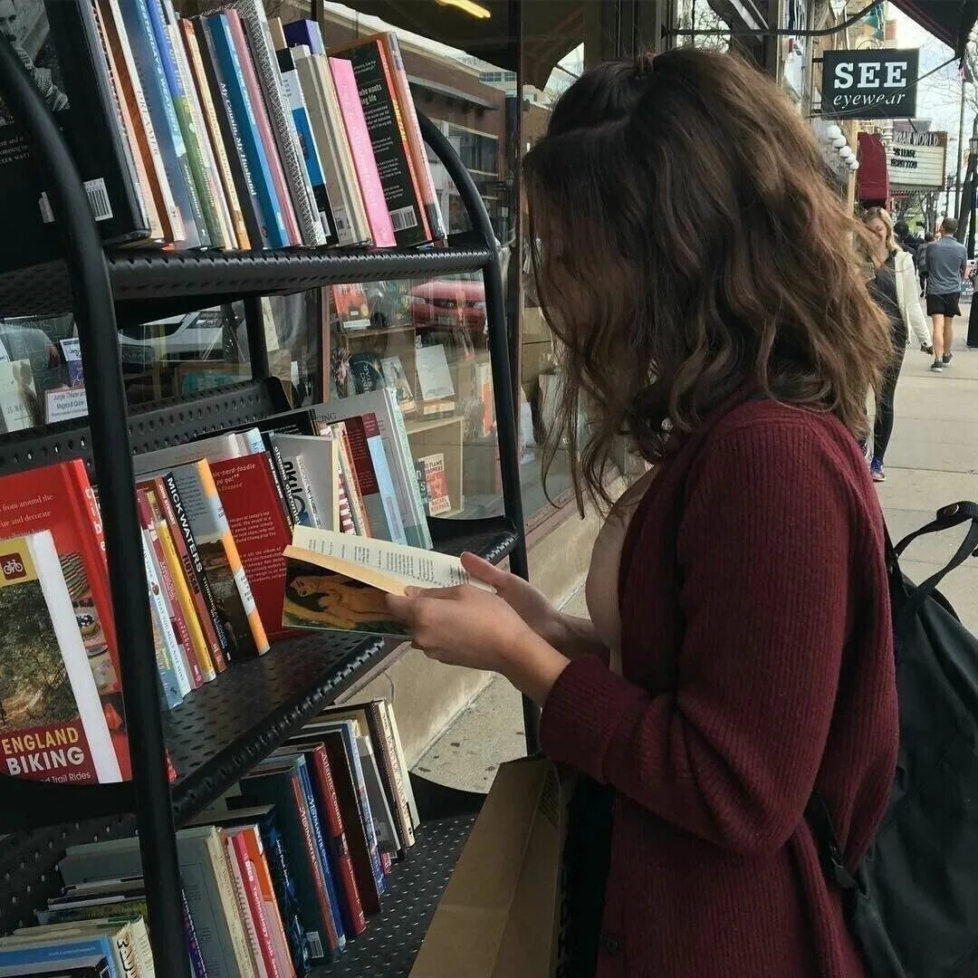 Читать книгу девушка без. Чтение книг. девушка в книжном магазине. девушка с книгой. девушка в библиотеке эстетика.