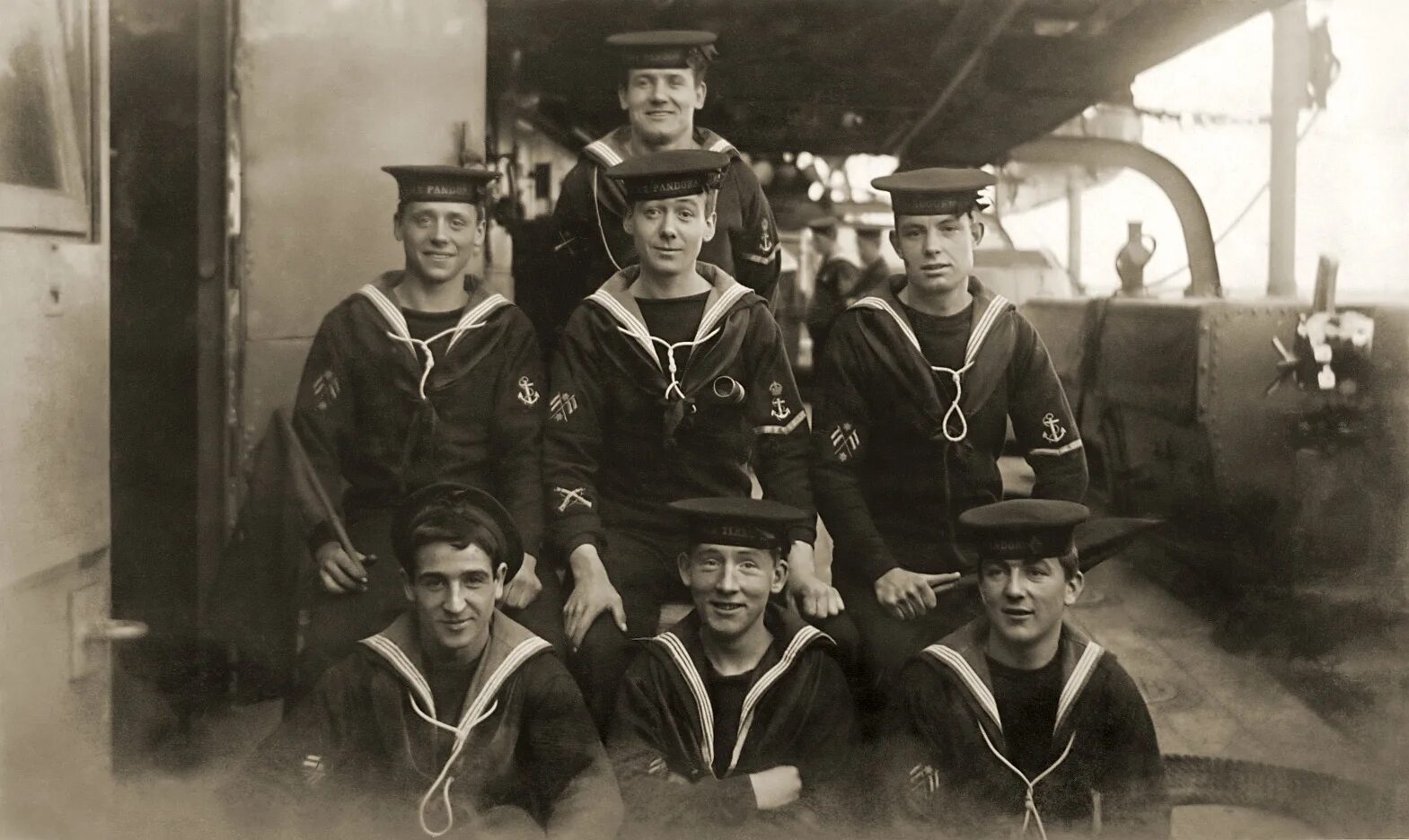 Матросы вмф ссср. Британский матрос 20 века. Порт архангельск 1917. Экипаж крейсера варяг 1904 год. Матросы тихоокеанского флота.