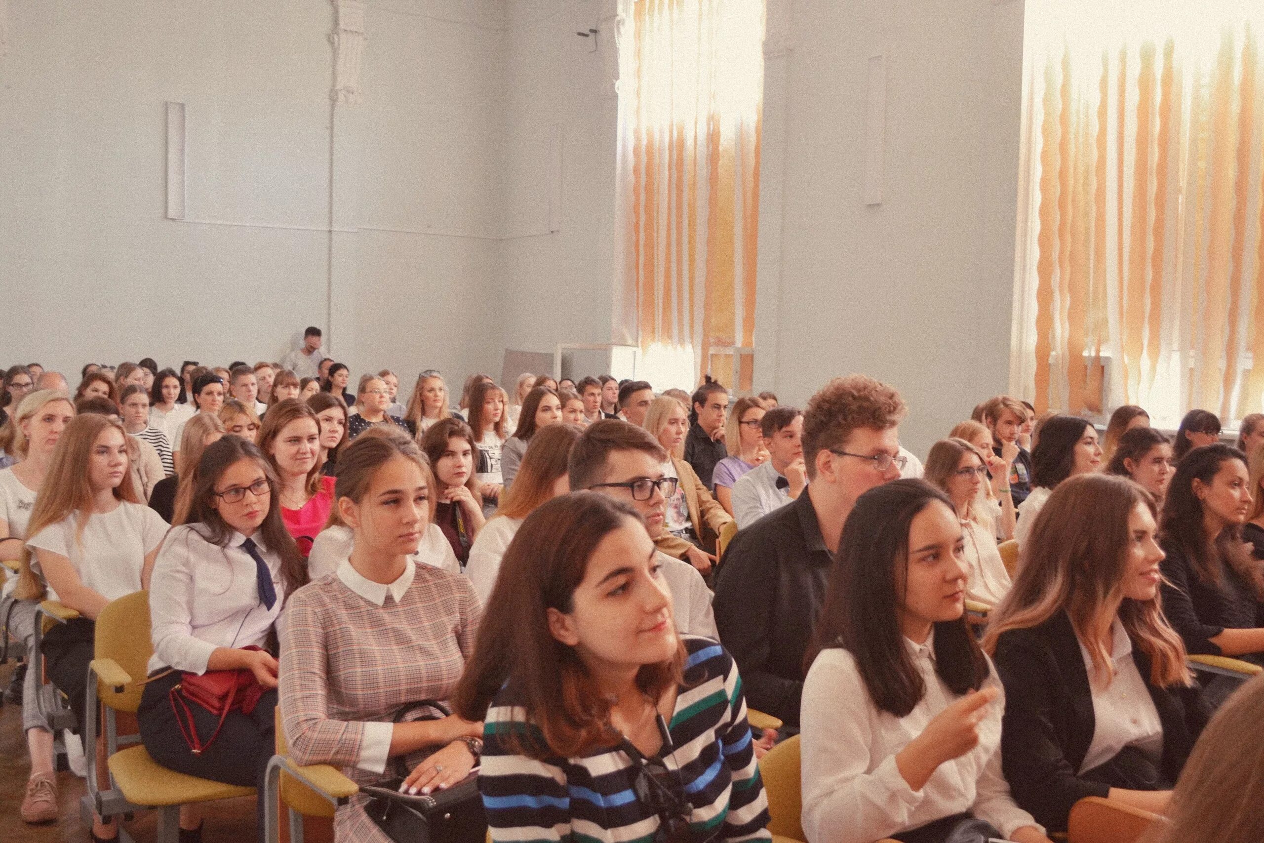 Финансовый университет при рф спб. Санкт-Петербургский филиал финансового университета. Филиал финансового университета при правительстве РФ В СПБ. Финансовый университет при правительстве РФ актовый зал. Студенты финансового университета.