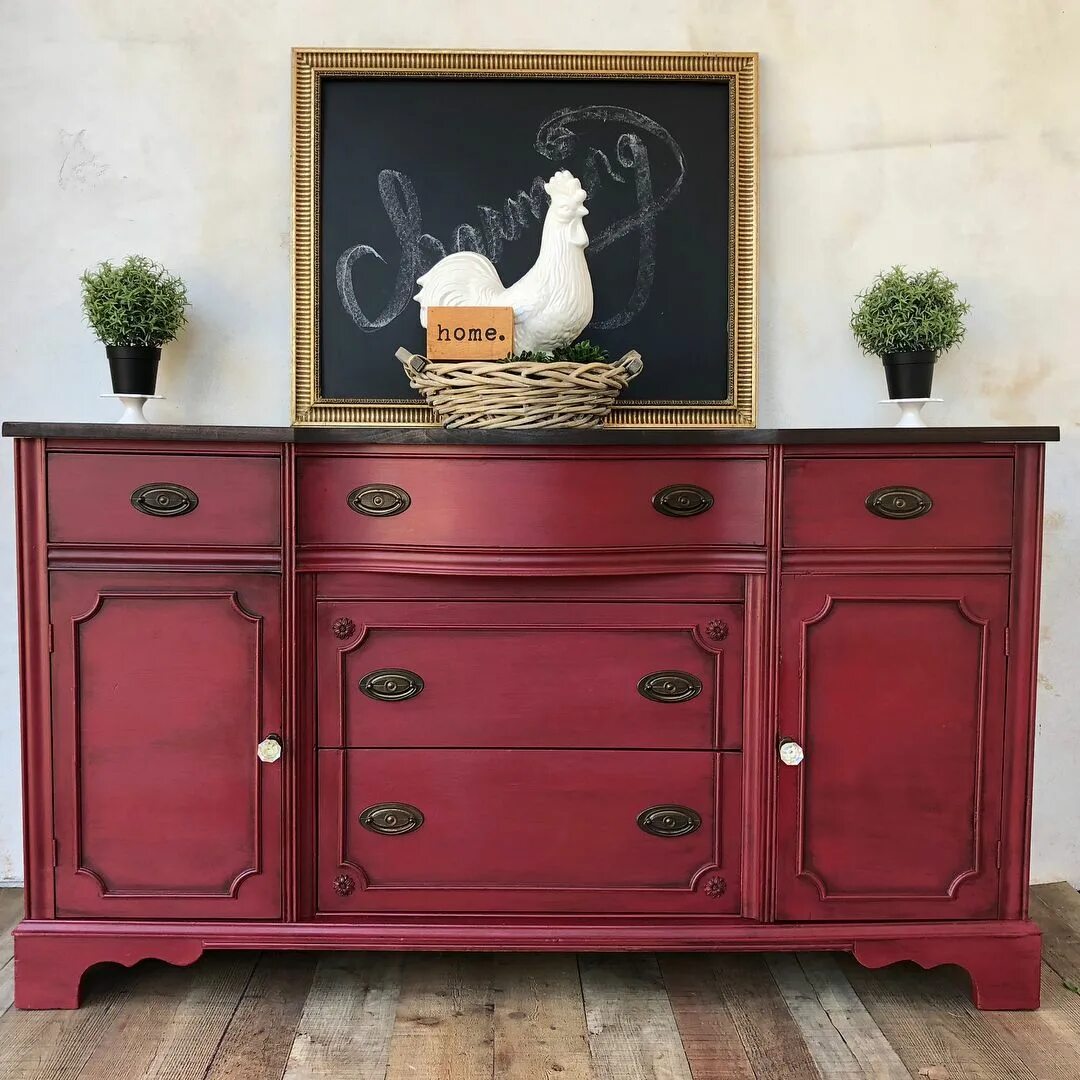 Краска для мебели бордовая. Краска для мебели красная. Красный комод в интерьере. Состаренное красное дерево. Краски annie sloan chalk paint.