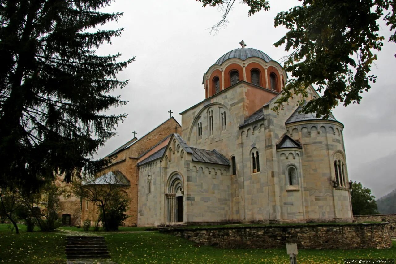 Самый крупный монастырь в европе. Монастырь Студеница в Сербии. Куршумлия Сербия. Каона монастырь в Сербии. Храм Святого Николая в Куршумлии, Сербия.