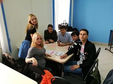 Группа студентов географического факультета занимается исследованием экосистем