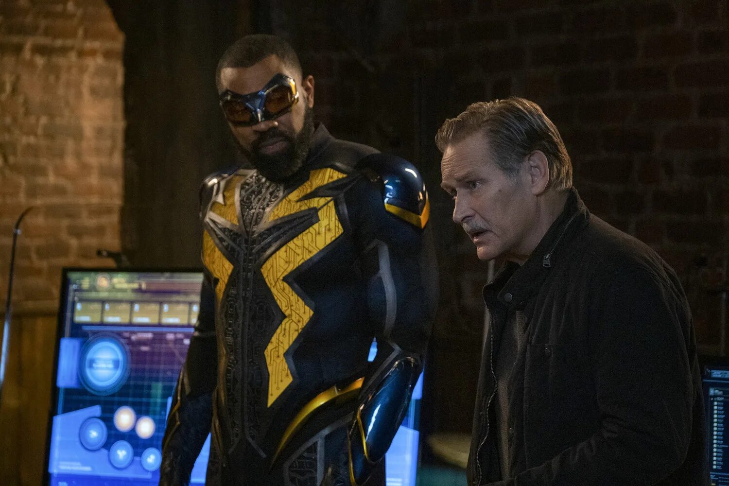 Молния черно белая. Молния. Обои молния. Гроза. Нафиса уильямс черная молния.