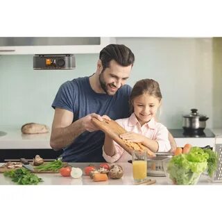 Отец и дочь на кухне