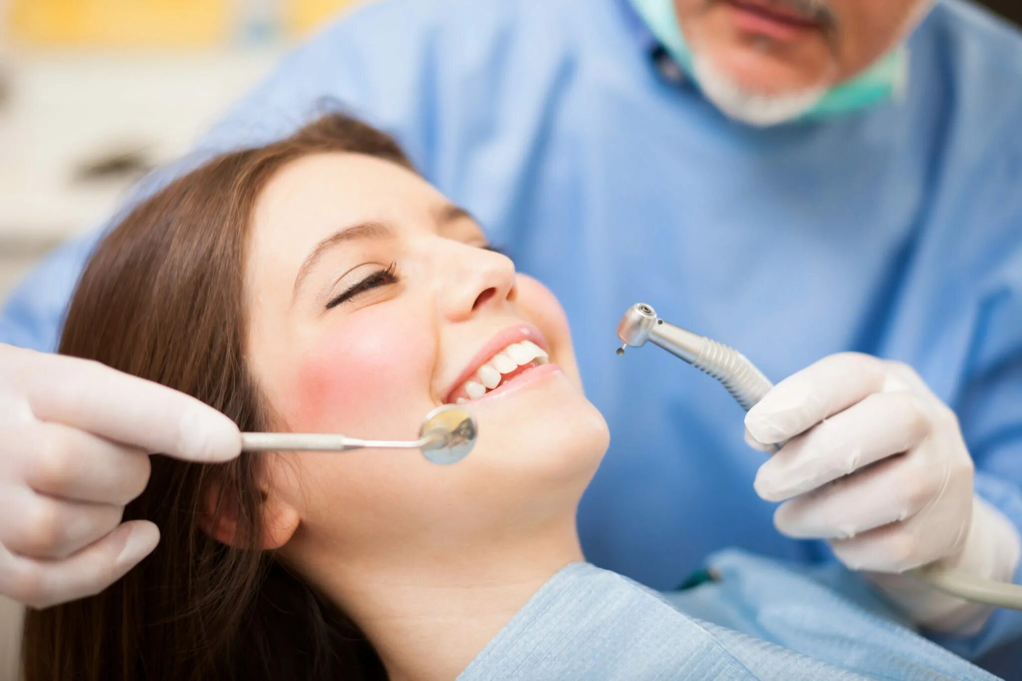 Стоматологи без работы. Стоматолог. Терапевтическая стоматология. Зубов стоматология. Ультразвуковая чистка зубов.