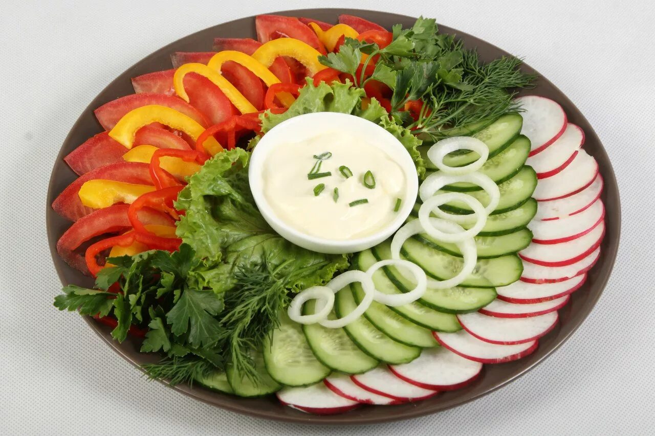 Оформление овощной нарезки на стол. Нарезка овощей. Овощные нарезки. Красивая овощная нарезка. Тарелка с овощной нарезкой.