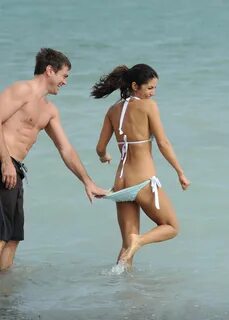 Leilani Dowding showing off her bare ass due the bikini problem in Miami. 