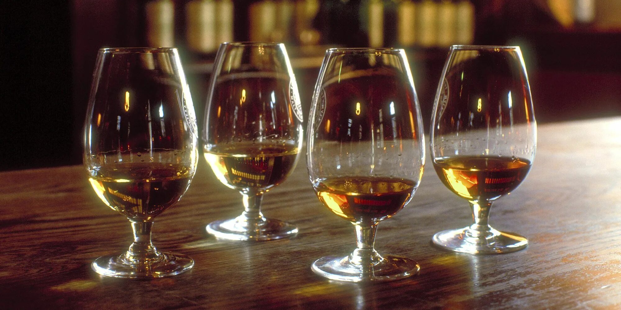 Виски стоковое фото. Whisky tasting. Рюмки для коньяка. Дегустационный бокал для виски. Whisky tasting.